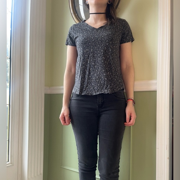 Old Navy gray & black leopard V neck shirt - Picture 5 of 6